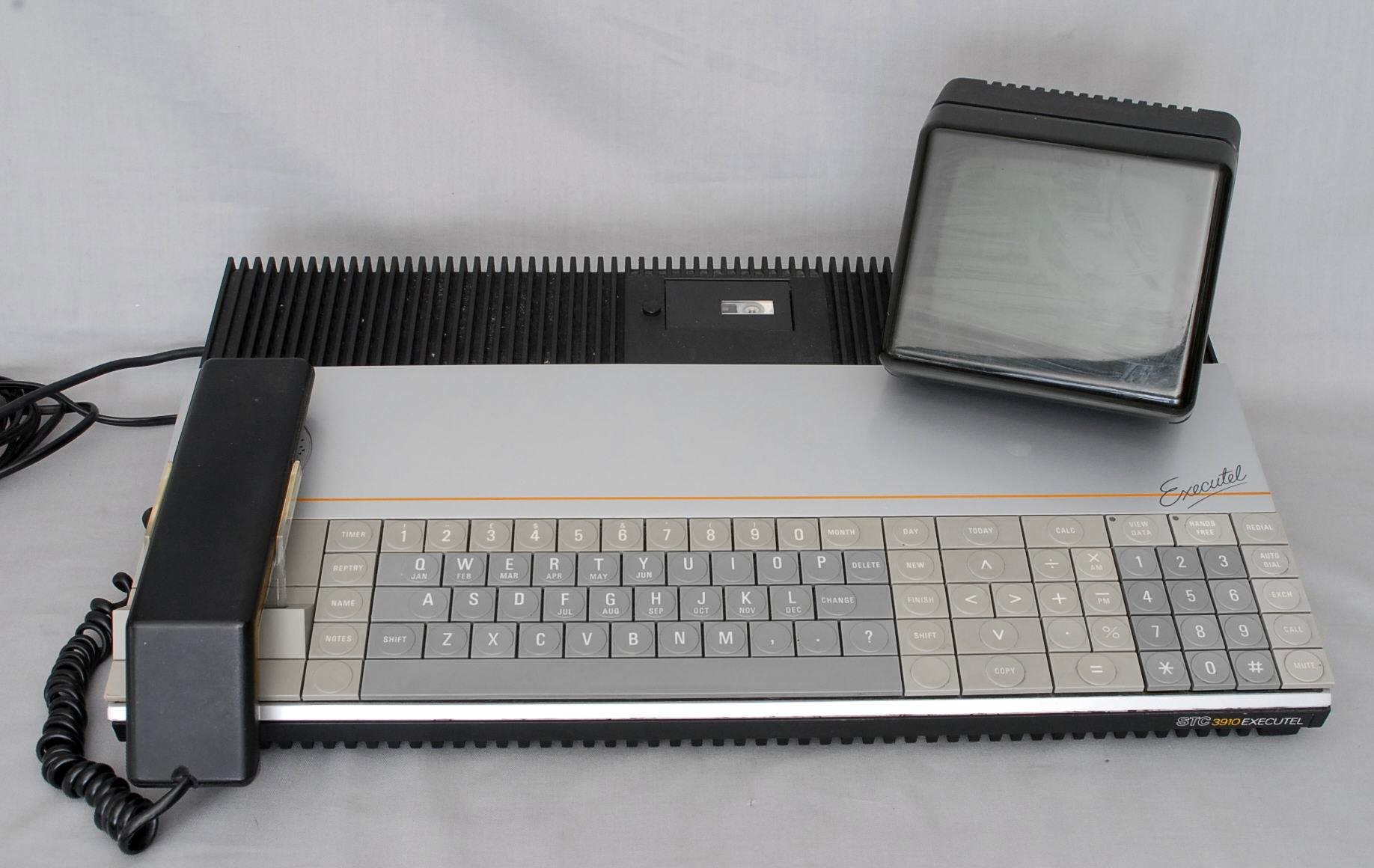 Marcin Wichary on Twitter: "Suggestion from @aslakr: A Tandberg Data  keyboard from Norway, also from the year 1980 – but looking forward instead  of back. (It comes with a rainbow, too.) https://t.co/31c4AHiIaa" /