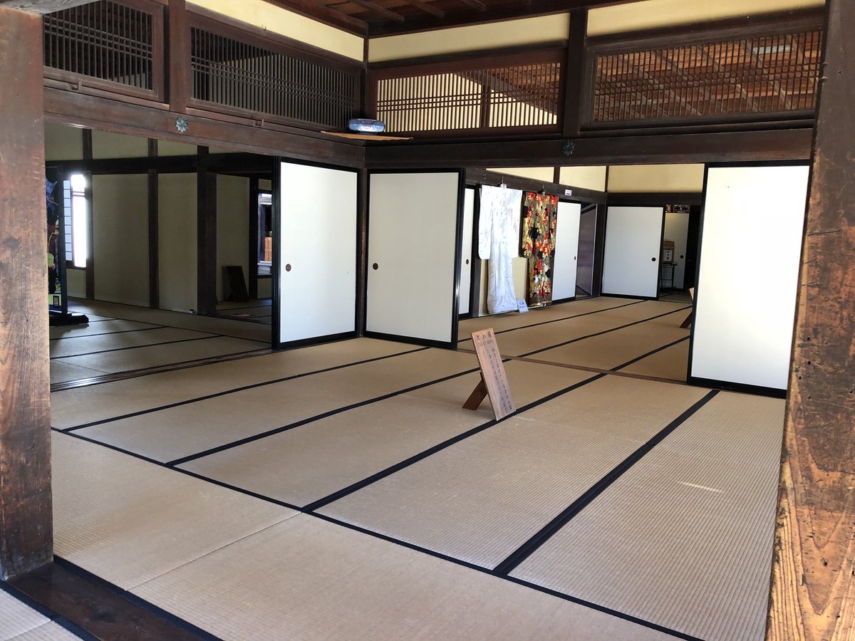 Nobi Hayashi 林信行 Twitterissa 掛川城は京都の二条城 と同じ頃の建物 でもこの御殿の畳の間 昔は市役所として皆 土足で上がっていたそうです 今も結婚式用に貸し出し Nobi Hayashi 林信行 Twitterissa 掛川城は京都の二条城 と同じ頃の建物 でもこの御殿の畳の間 昔は市役所として皆 土足で上がっていたそうです 今も結婚式用に貸し出し