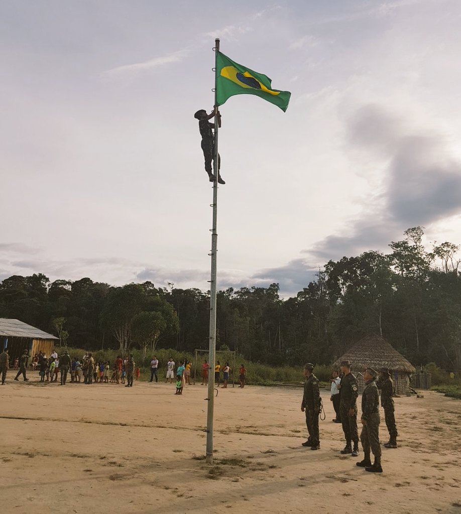 cma_exercito's tweet photo. Comunidade Indígena Caramambati/RR: Somos o Exército Brasileiro, ocupando nossas fronteiras, protegendo e integrando o nosso povo, garantindo a Soberania Nacional. #BrasilAcimaDeTudo #aSelvaNosUne #aAmazôniaNosPertence #CmdoCMA #6PEF #Refron https://t.co/dygVJcct6K