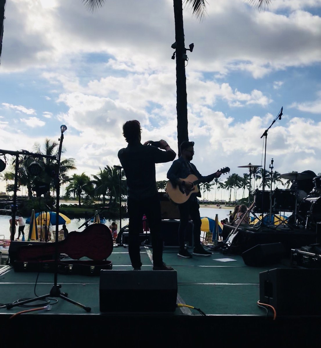 RuthieConnell's tweet photo. Me taking a pic of @dicksp8jr taking a pic of @Billy_Moran #sns #spnhon @CreationEnt great back drop! @RobBenedict  @BorjaBorja1 aloha! 💙🌸 https://t.co/BpyNKD9zeZ