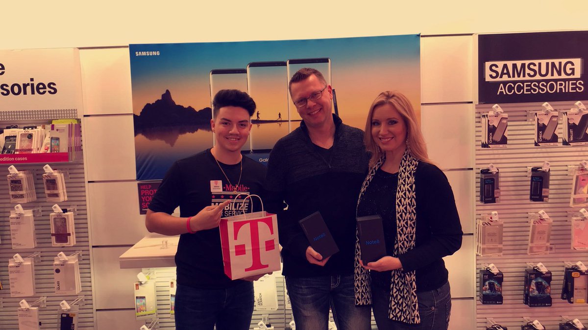 johnytsunami98's tweet photo. What an amazing couple! Came in to take advantage of our #magentaevent with the #note8bogo can we get some retweets for this beautiful day 😻😻 @JohnLegere @TMobile https://t.co/FSPfjmiYzl