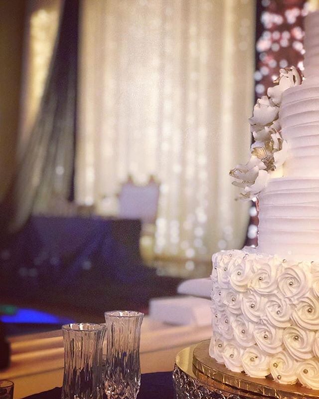 Reposting Instagram: @ chairdivas:
...
#wedding #weddingreception #fairylights #whimsicalwedding #sweethearttable #navyandgold #weddingcake #rentals #draping #weddingdecor #itsallinthedetail #chairdivas #grand @corinthian_sj #vansbakerysj