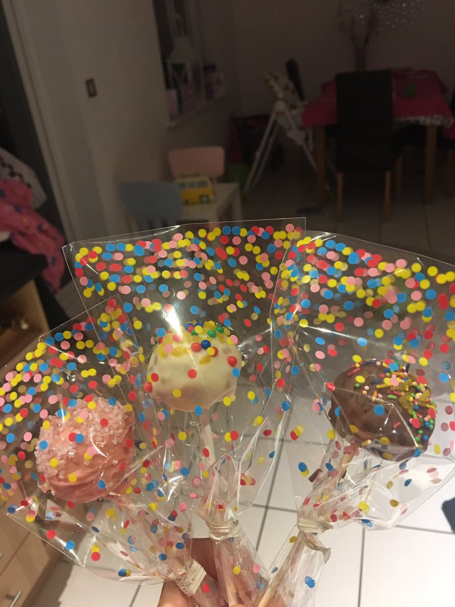 Homemade cake pops ready for my little girls birthday party!!! 😋🎂🎉🎈