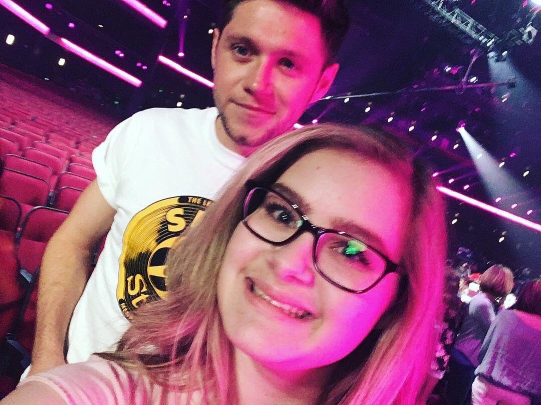 lasgrowns's tweet photo. Niall con fans esta noche en los ensayos para los AMAs en LA!

I'm voting for @NiallOfficial for New Artist of the Year presented by T-Mobile at the #AMAs https://t.co/ElGh9rbJ1Q