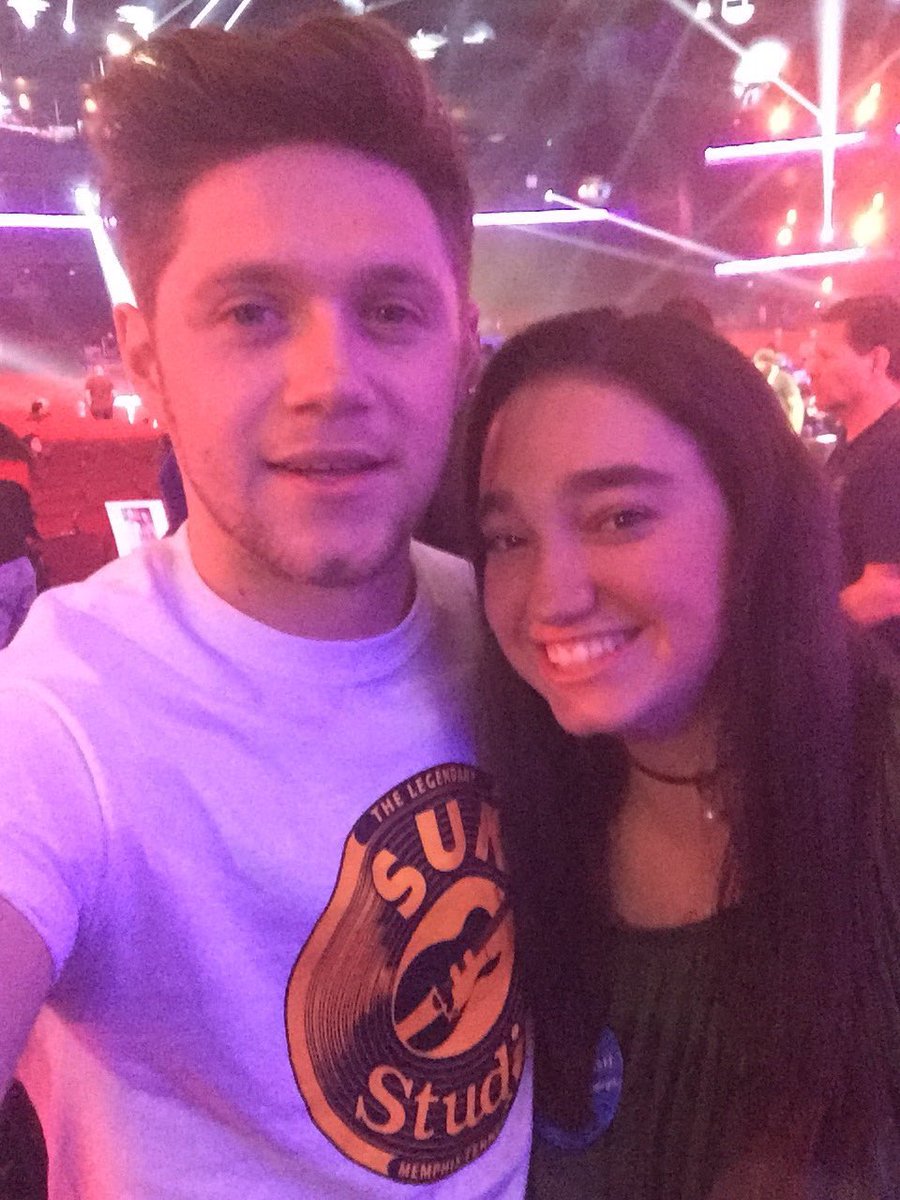lasgrowns's tweet photo. Niall con fans esta noche en los ensayos para los AMAs en LA!

I'm voting for @NiallOfficial for New Artist of the Year presented by T-Mobile at the #AMAs https://t.co/ElGh9rbJ1Q