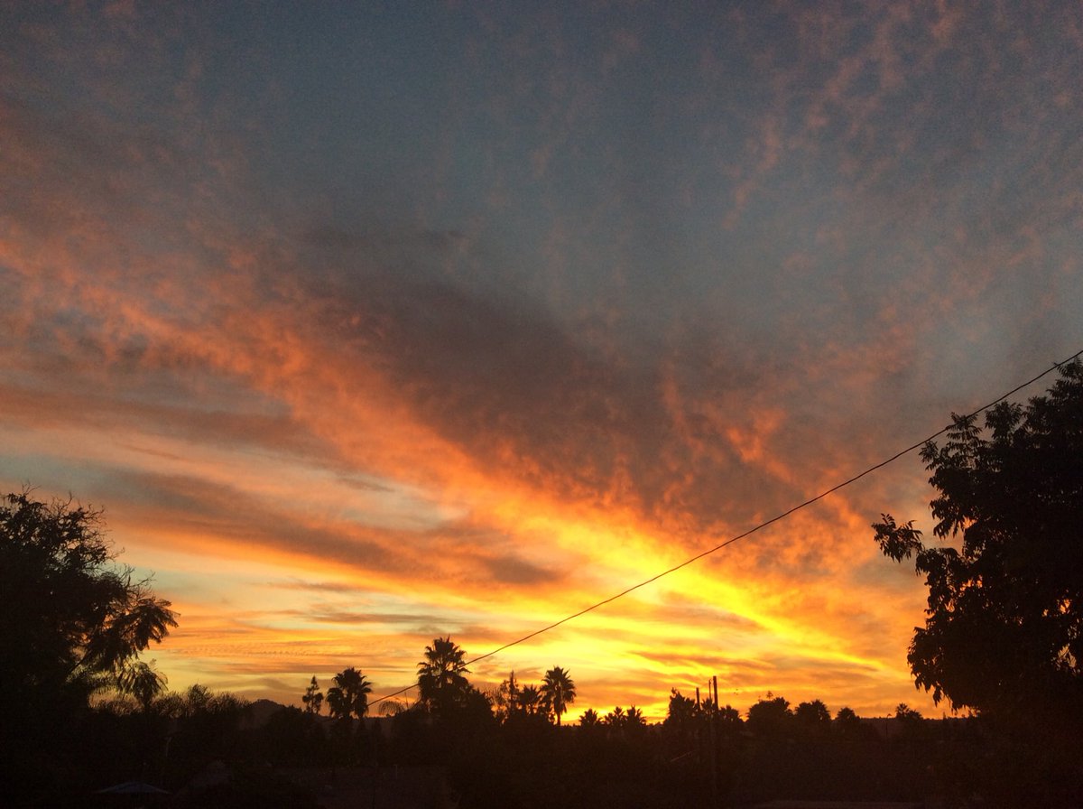 ecyc's tweet photo. Saturday Sunset over East County San Diego #sandiegowx #10News  #sandiegoweather #sky #clouds https://t.co/TJNC8812AU