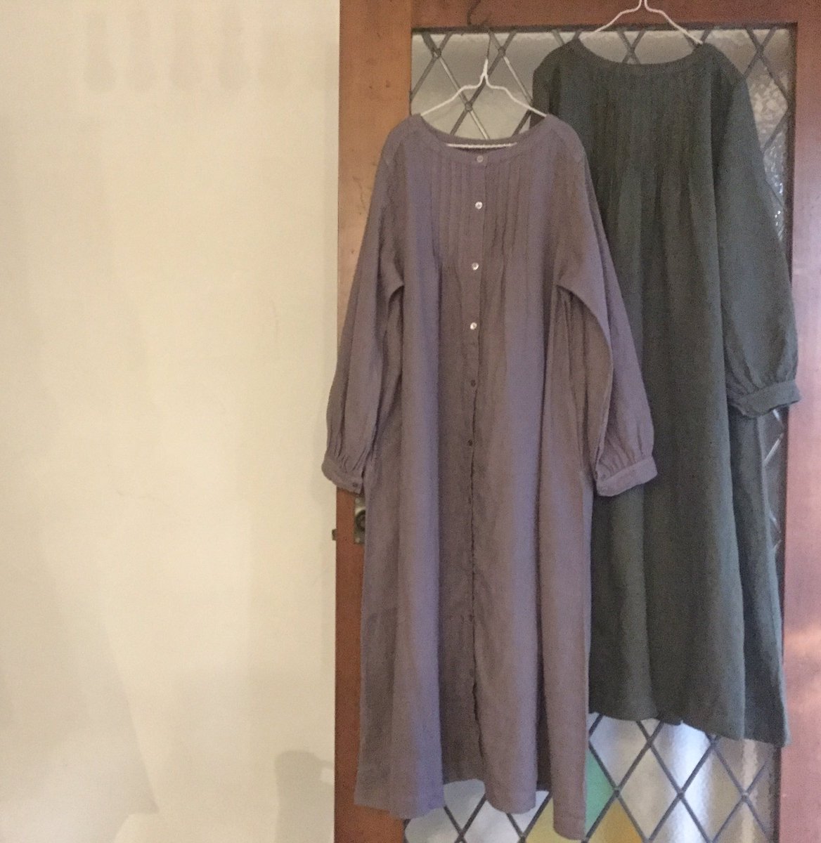 Nest Robe自由が丘店 Twitterren 2way仕様のタックワンピース コートの下にも 1枚挟むのに丁度良い厚み 柔らかい馴染みやすいカラーは コーディネートにプラスしやすくおすすめです リネンピンタックワンピース Lavender Olive 23 000 Tax Nestrobe ネスト