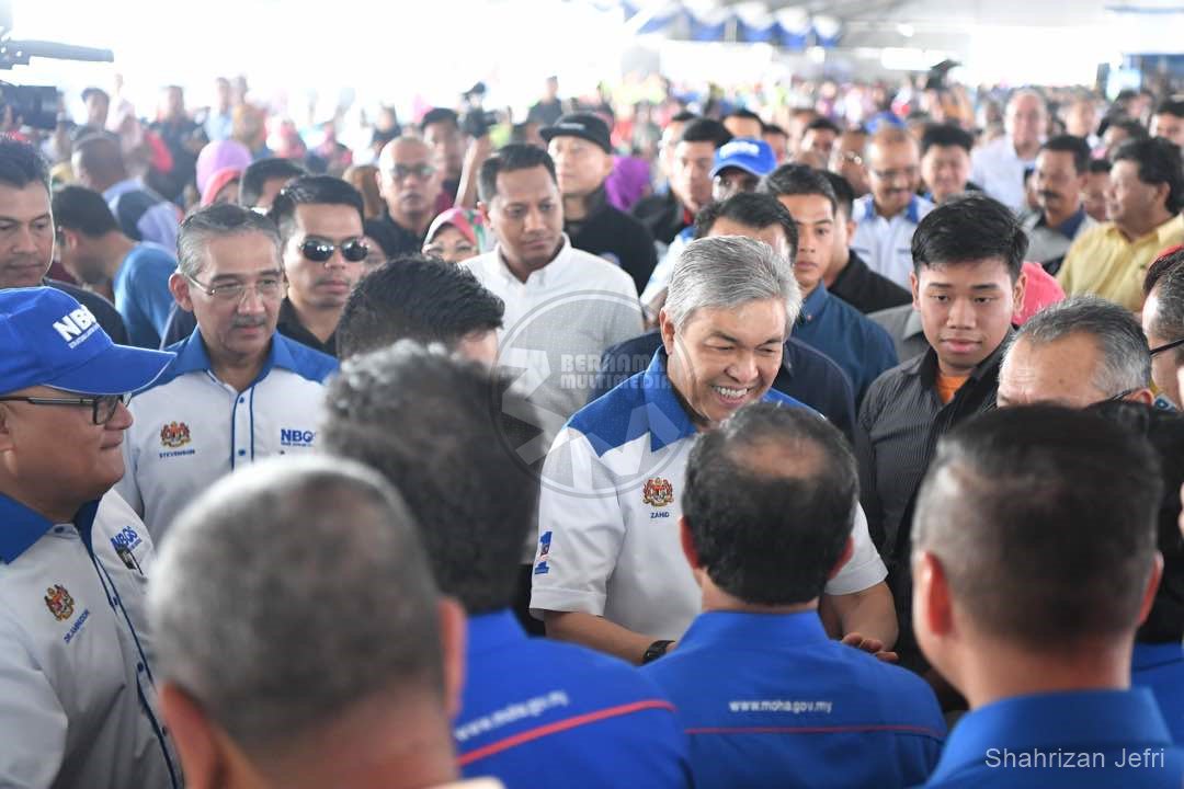 bernamadotcom's tweet photo. TPM @Zahid_Hamidi hadir program Fiesta NBOS Sayang Malaysia di SMK Hutan Melintang, Perak. https://t.co/aMSw52lteo