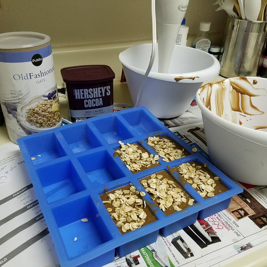 jennrosee81's tweet photo. Wild Saturday night! #notedible #itssoap #coldprocesssoap #hersheys #oatmeal #homemade https://t.co/V44VNIuCh2