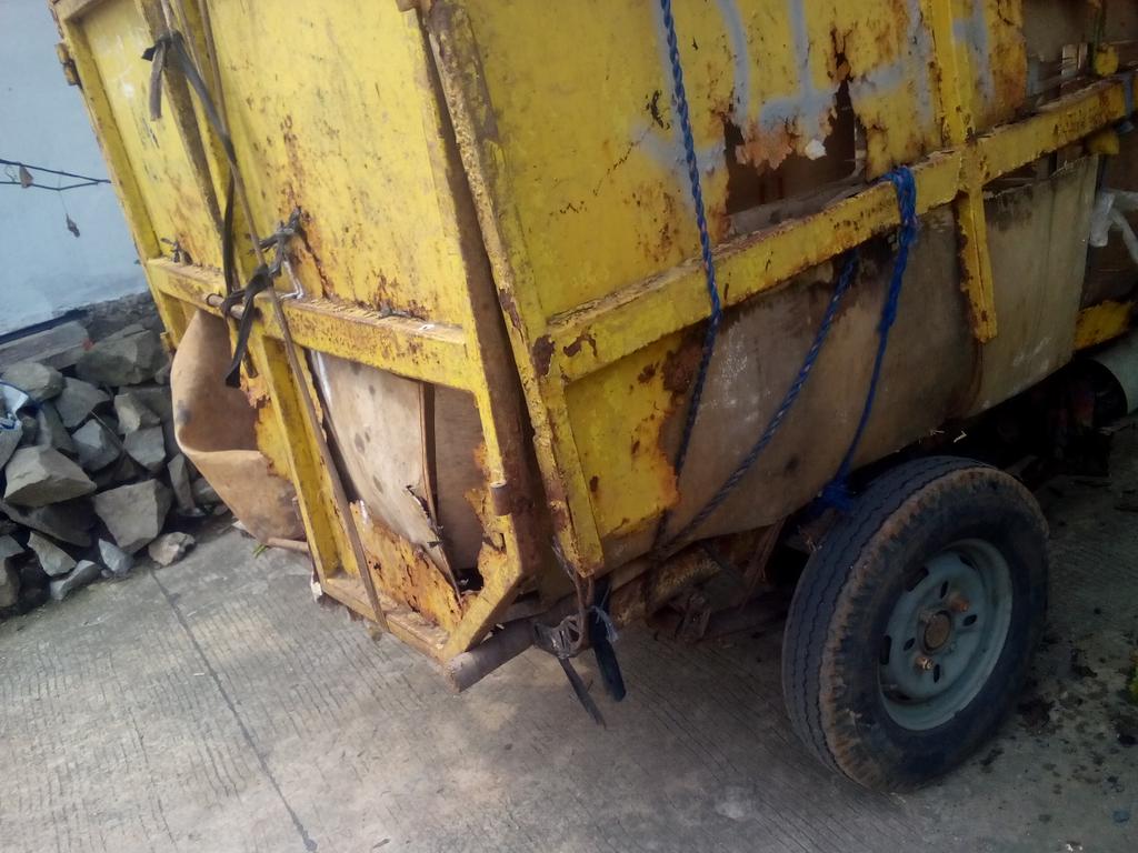 dhinov's tweet photo. Mohon di tinjak lanjut utk mobil sampah di perum 3 parungpanjang...menyedihkan#mobil tdk layak pakai https://t.co/pYzMPKiDum