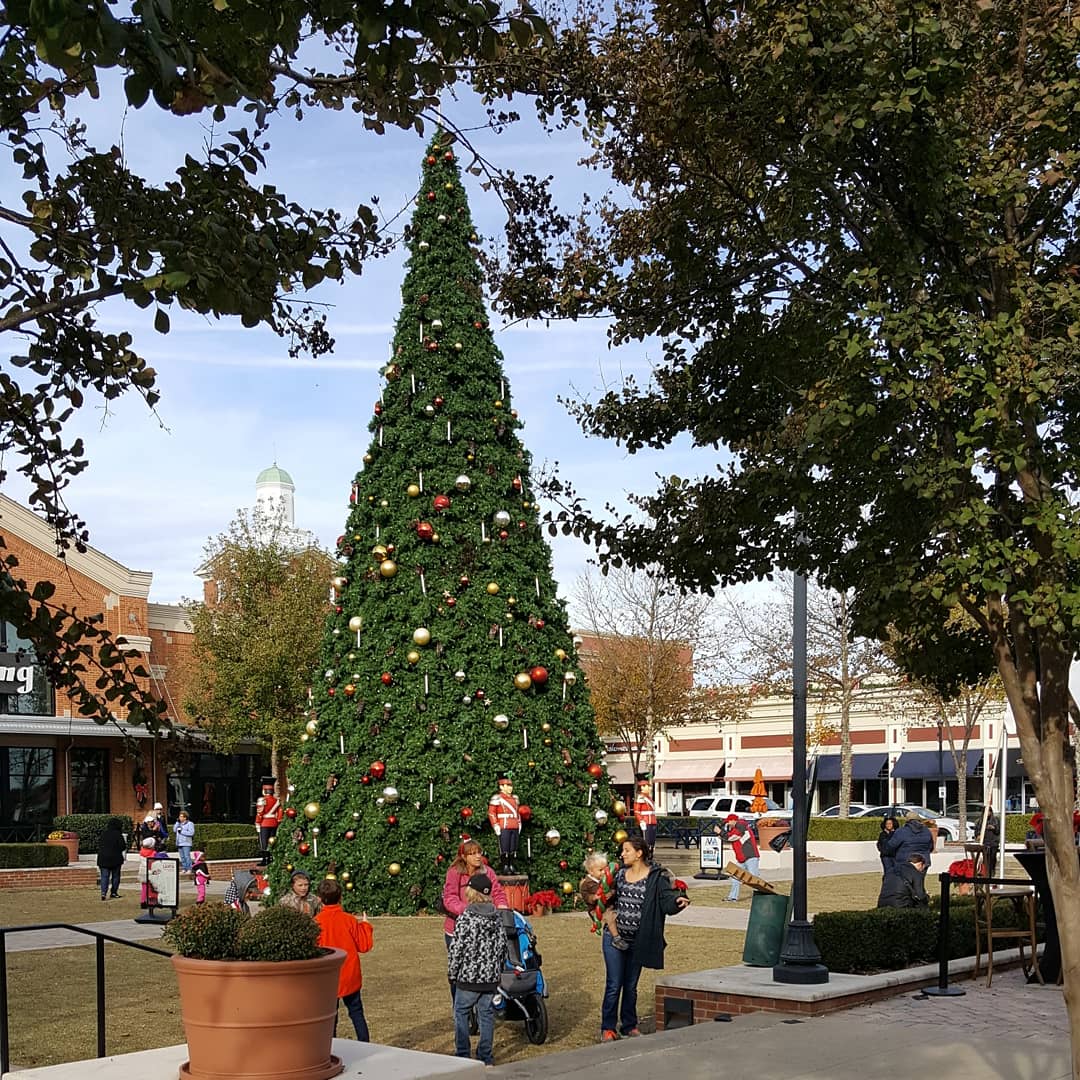 Kemi_VB's tweet photo. #ColiseumCentral Holiday Parade at Peninsula Town Center. @CIARAWTKR emceed. Fun morning! The weather was perfect.ππ
π #HamptonVA #HRVA #CoastalVA https://t.co/K5KfvtWS3R
