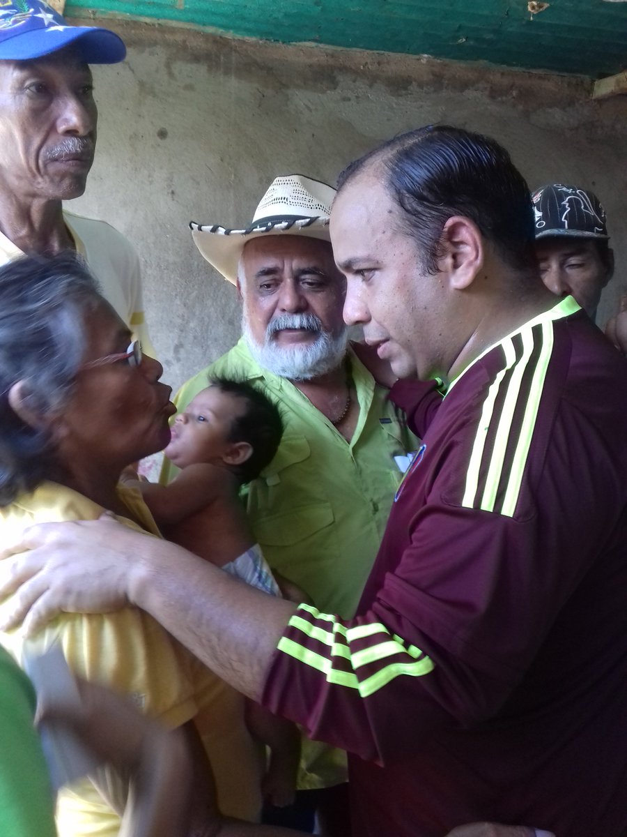 Manuel_Tison's tweet photo. #Hoy se realizo un casa por casa en el sector las casitas de Barcelona con nuestro candidato @PlacidoMalave para ver la necesidad del pueblo y tender una mano amiga https://t.co/wHGALER2E3