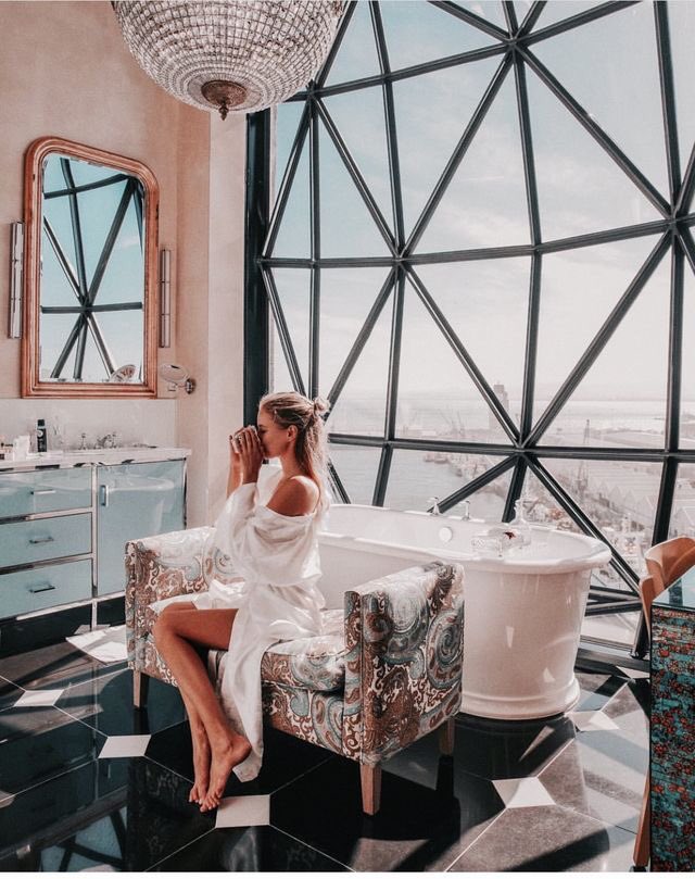 KittenWalker__'s tweet image. "Why in the world would any woman give up a bathroom like this for a two-bedroom apartment?!

Sad."