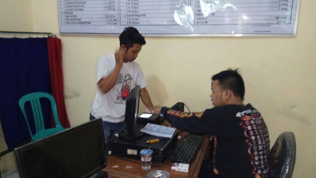 #JatengGayeng melayani warga <a href="/disdukcapil_pml/">Disdukcapil Pemalang</a> PEREKAMAN KTP-el. Bw copyKK, rekam, LANGSUNG TERIMA SuKet Pengganti KTP-el. Gratiiisss Aden!!! Jgn tunggu nanti2, SEGERA yuk!!! <a href="/ganjarpranowo/">Ganjar Pranowo</a> <a href="/pakjunaedi/">Junaedi</a> <a href="/dukcapil_jateng/">Dukcapil Jateng #GISA #AyoKerjaManeh</a> #Pelayanan JemBol #Desa Majalangu #Minggu,19/11/2017