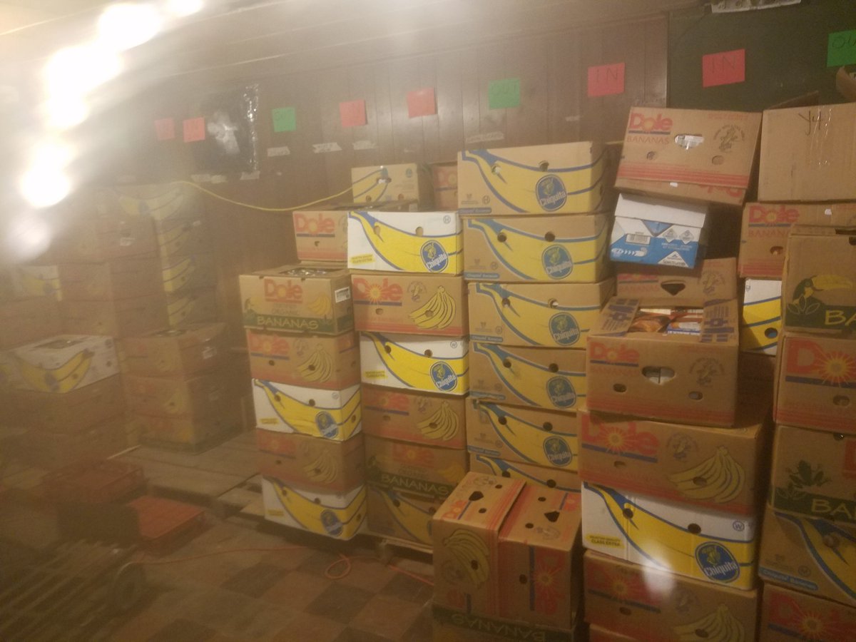 fhsvarsoftball's tweet photo. FHS Softball players, Key club students &amp; our Football players come together volunteer at 2 Food Pantries, 15,000 cans picked up, sorted, &amp; stacked! @FestusR6Supt @dallen2008 
#servicelearning https://t.co/7Et4BAAhsY