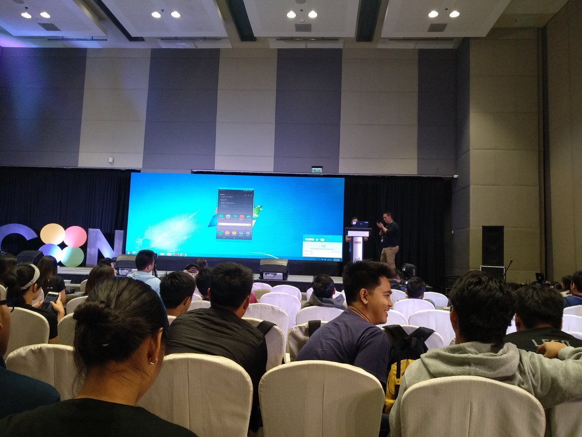 jayceedaily's tweet image. Samsung Presentation:
Bixby working as intended 😂😂😂

&quot;Hey bixby&quot;
*Nothing happens*

@MKBHD @LinusTech 

#DevCon2017
#ChangeTheGamePH