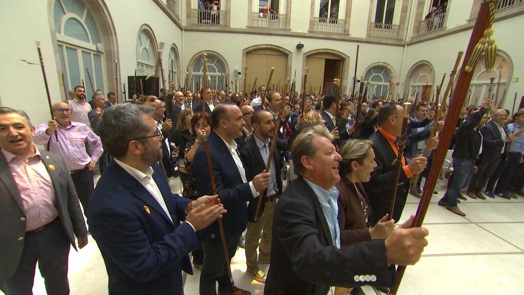 3CatInfo's tweet photo. Dos-cents alcaldes van a Brussel·les per explicar què passa a Catalunya
https://t.co/ZVZKlhIiyb https://t.co/LkCLbh4dKW