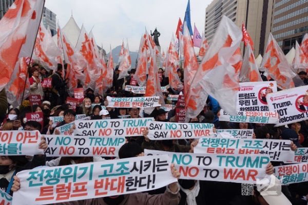 NoWarNoTrump's tweet photo. @realDonaldTrump Koreans are shouting 'NO TRUMP'
😡😡😡 https://t.co/CEtA1B60hO