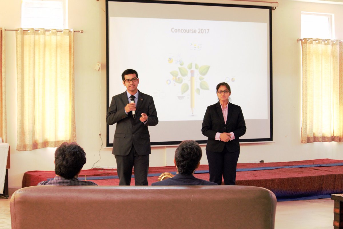 ssufcms's tweet photo. #Concourse2017 -Parishit & Shweta present on "Consumer Perception for Online Purchase of Organic Fruits & Vegetables"#DigitalIndia @SriSriU https://t.co/OwGIxKJurK