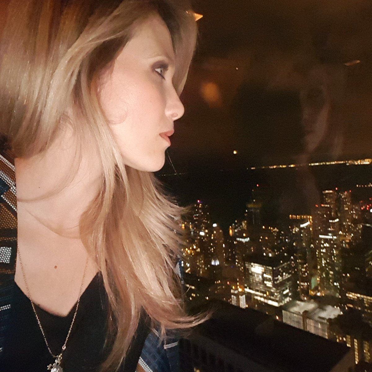 ChangeAgentSA's tweet photo. #JohnHancock #96thFloor #Chicago #CathDoesChicago 👌 #Downtown #ChicagoByNight #MegaCity #CityLights 💛 #EaglesEyeView #Travel #TravelDiary ✔ https://t.co/njghvkfmpv