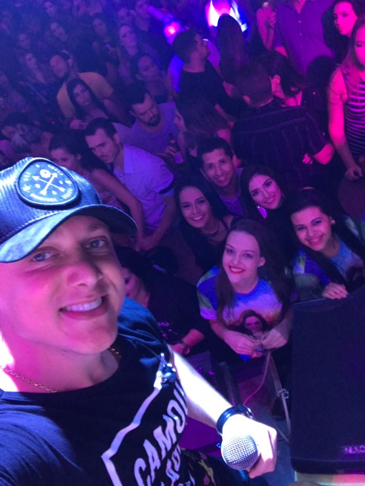NataliaBisolloG's tweet photo. Ja falei que George Henrique e Rodrigo é o melhor show da vida? Meu 3° show e foi tão maravilhoso quanto os outros *-* #foimara https://t.co/oGj4deurh2