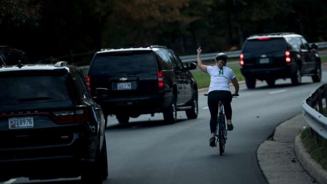 Blickch's tweet photo. «Wie kann er Golf spielen, wenn soviel passiert?»: Velofahrerin verliert Job, weil sie Trump den Stinkefinger zeigte https://t.co/Iu47LqLbuK https://t.co/y1kXdkUigz