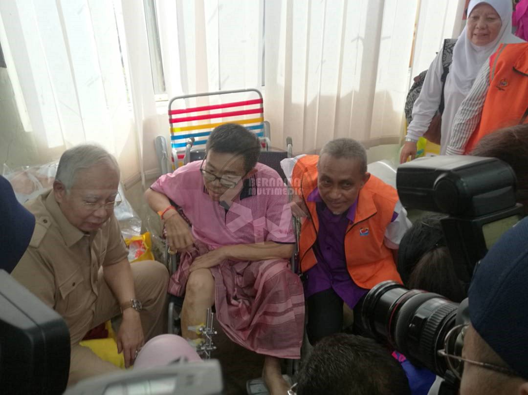 bernamadotcom's tweet photo. PM @NajibRazak mendengar luahan mangsa banjir di pusat pemindahan dewan Pejabat Daerah dan Tanah Seberang Perai https://t.co/bXyom9Bbrl