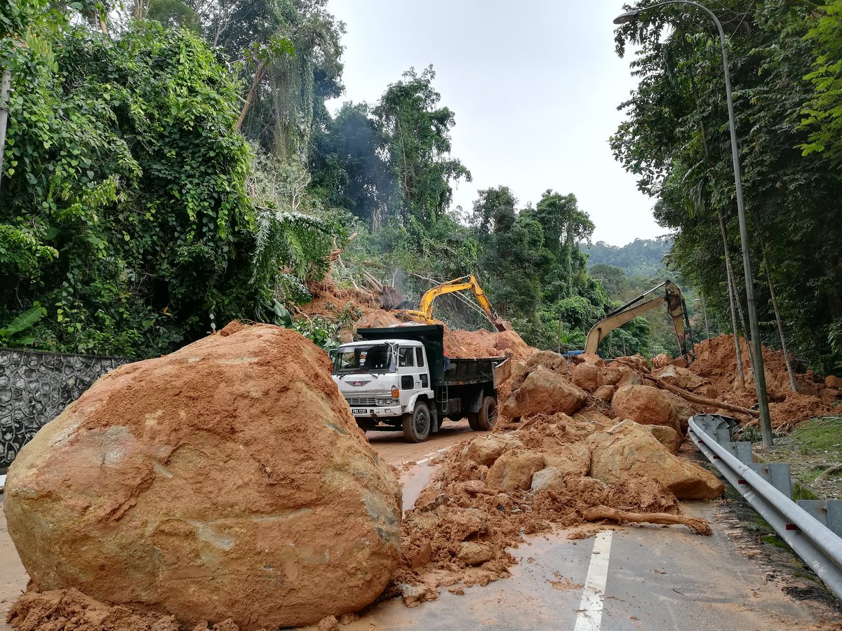JKR_BaratDaya's tweet photo. @MOWorks @RoslanMdTaha @saranidollah @JKRPulauPinang Kerja2 pembersihan sisa runtuhan P14 Jln Tun Sardon sdg giat dilksanakan https://t.co/eEAKY0Dvqr