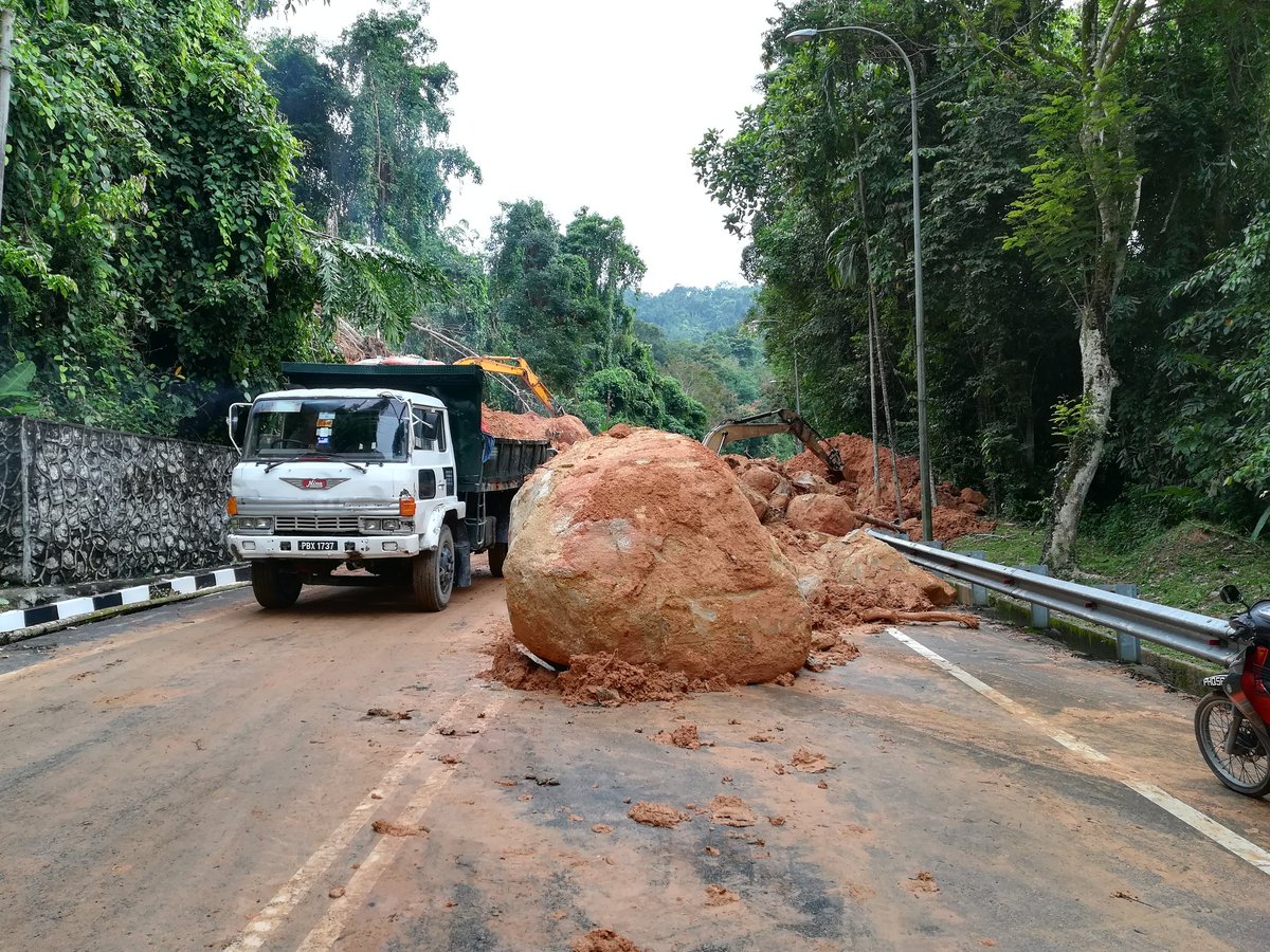 JKR_BaratDaya's tweet photo. @MOWorks @RoslanMdTaha @saranidollah @JKRPulauPinang Kerja2 pembersihan sisa runtuhan P14 Jln Tun Sardon sdg giat dilksanakan https://t.co/eEAKY0Dvqr