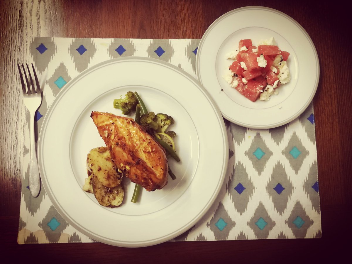 AgreewithKT's tweet photo. #DinnerLastNight
#HomeChef 
#Happy3rd
Shoutout @jamieoliver @GordonRamsay

Watermelon fetta salad
Roast Chicken on greens &amp; charred veggies https://t.co/rPWtKJnfZG