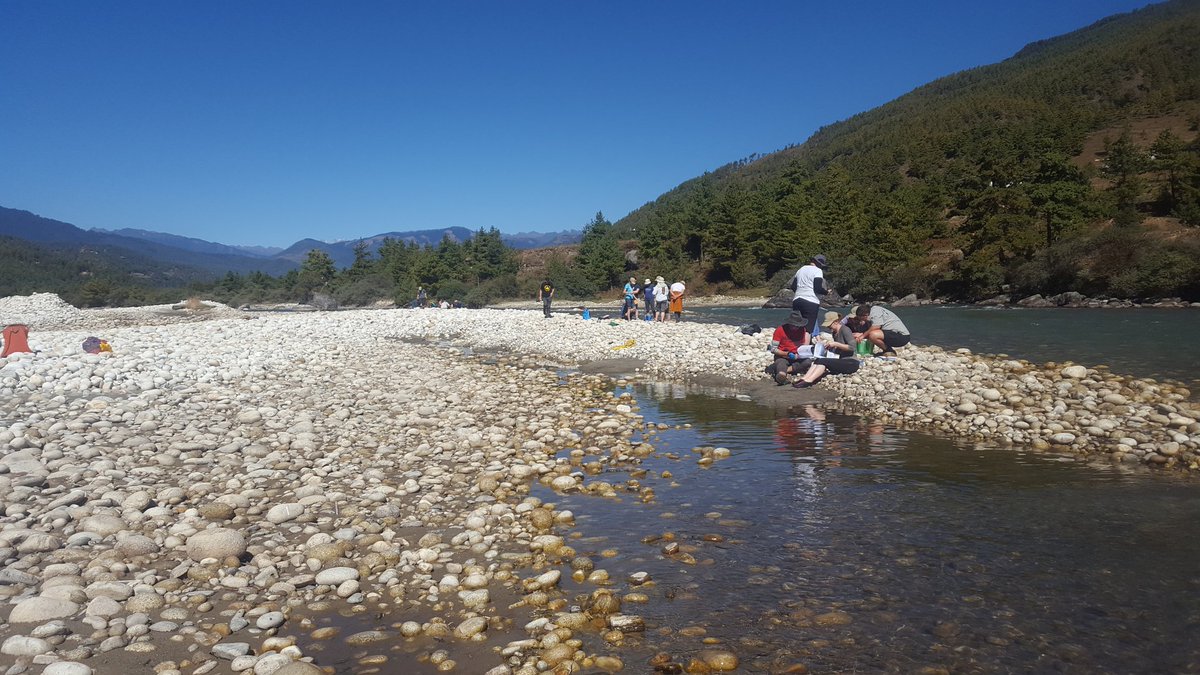 Water_UNE's tweet photo. #UNEBHUTAN17 students sampling macroinvertebrates in the Chamkha Chhu with Himalayan snow cap mountains as a backdrop. @UNEmedia @ERS_UNE https://t.co/O6MmPRfxfs