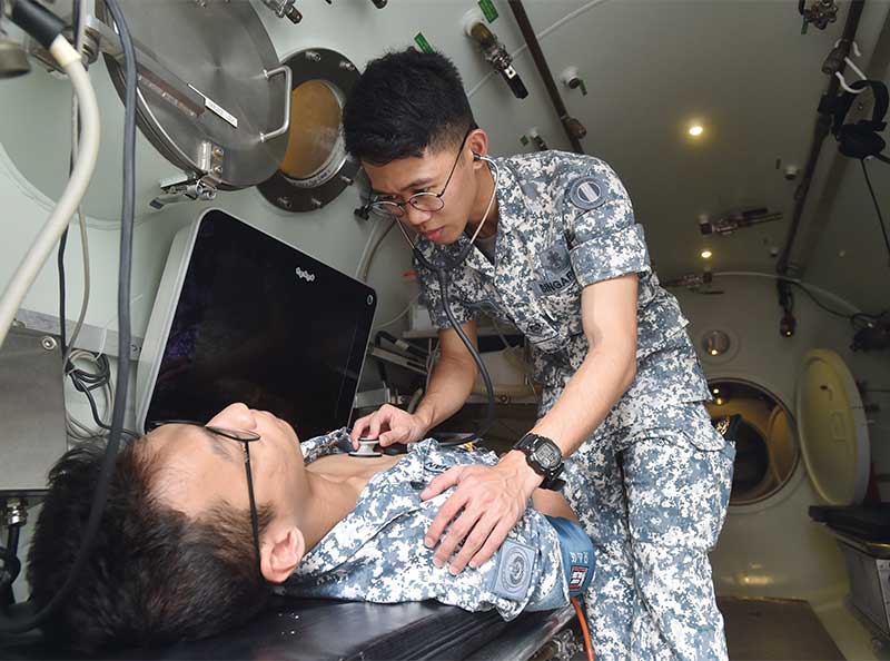 mindefsg's tweet photo. How do @TheRSAF pilots endure flying at high speeds, and what does it mean to be "dry diving"? Read: https://t.co/TRdwYDLUIU #MED50 https://t.co/N4cw5kC5eW