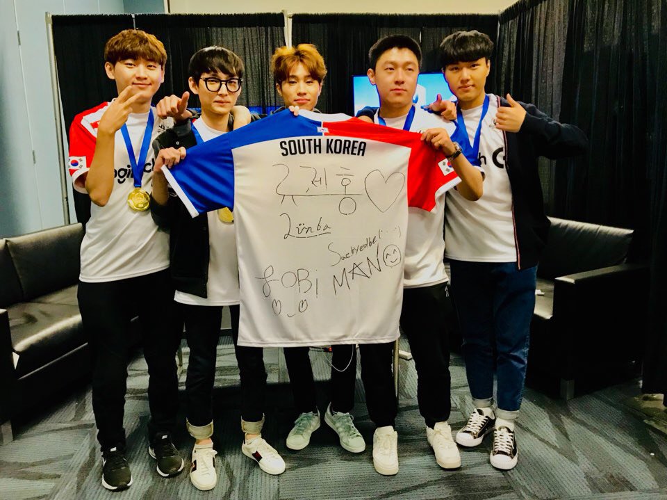 SeoulDynasty's tweet photo. 자랑스런 대한민국 우승팀 선수들이 직접 사인한 2017 @PlayOverwatch World Cup 저지를 증정합니다! 저희 계정을 팔로우하시고 본 공지를 리트윗하셔서 응모하세요! https://t.co/VmNSPe5ZlQ