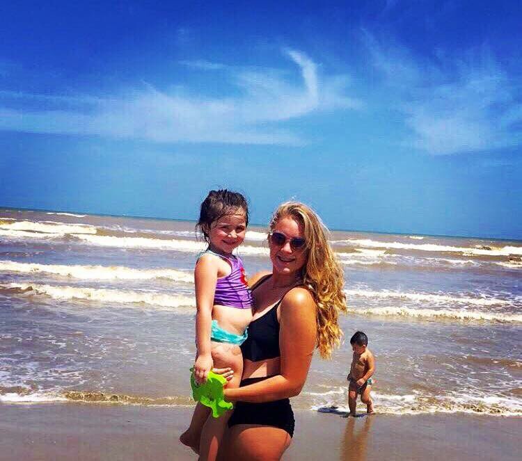 KameeRae's tweet photo. Missing the Texas heat but not as much as I miss the Lopez/McGuire crew💔 #cansummercomeback https://t.co/EXimXoxKIe