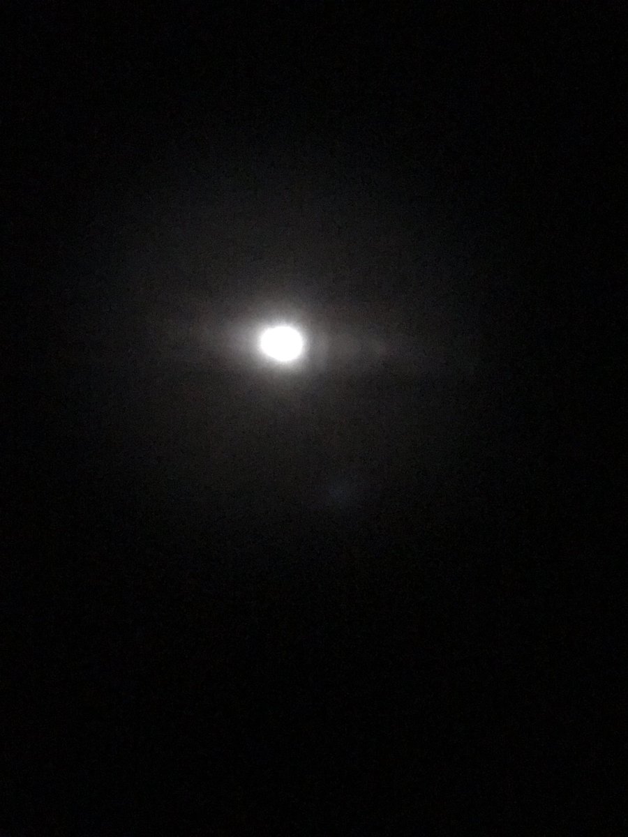 HugoGaspar28's tweet photo. Al ver esta luna 🌓 quisiera pensar que podríamos verla juntos tras esta ventana. Miss you. https://t.co/B2EjjBkY6A