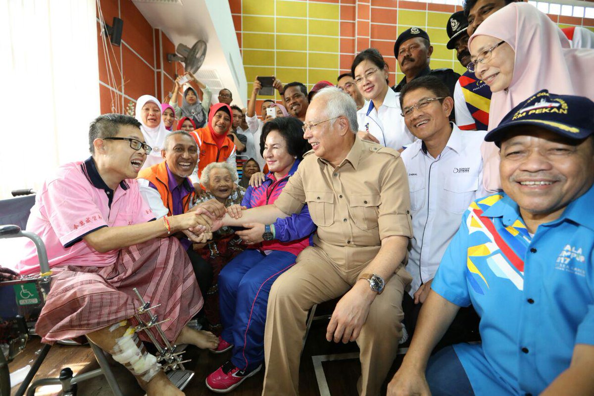 NajibRazak's tweet photo. Ziarah mangsa2 banjir di penempatan sementara. Alhamdulillah, ceria &amp; bersemangat dlm musibah. Saya harap semua tabah, kita akan terus bantu https://t.co/XADL8t3O7c