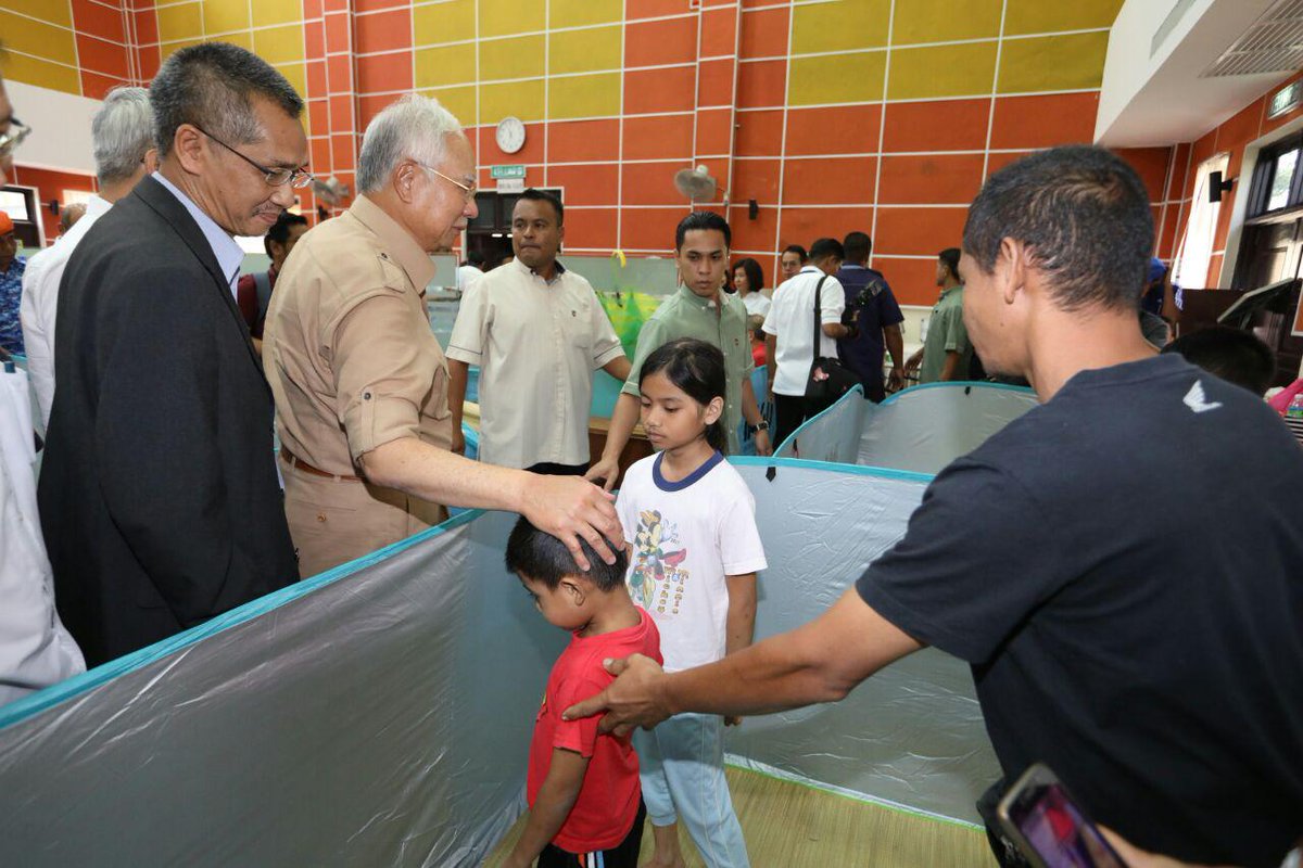 NajibRazak's tweet photo. Ziarah mangsa2 banjir di penempatan sementara. Alhamdulillah, ceria &amp; bersemangat dlm musibah. Saya harap semua tabah, kita akan terus bantu https://t.co/XADL8t3O7c