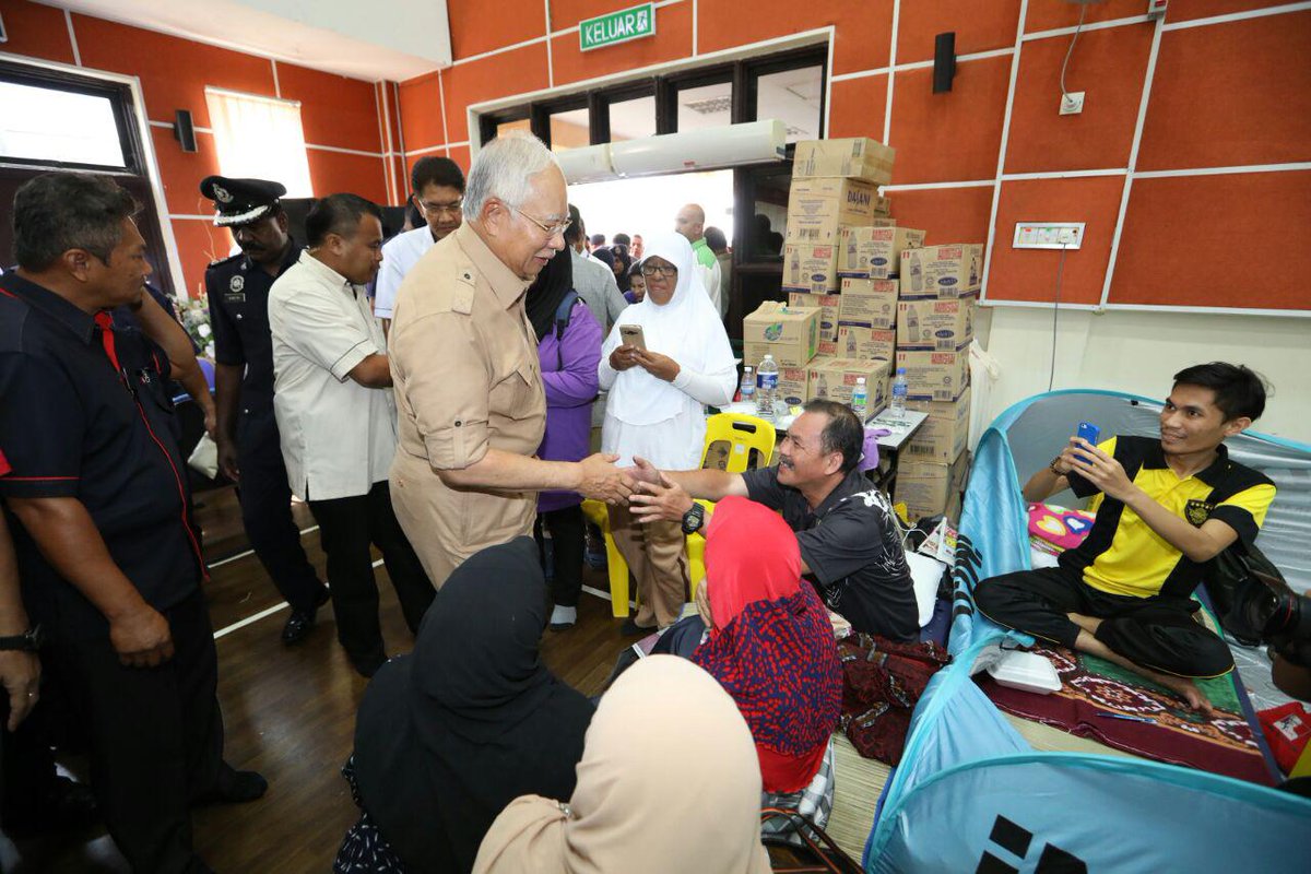 NajibRazak's tweet photo. Ziarah mangsa2 banjir di penempatan sementara. Alhamdulillah, ceria &amp; bersemangat dlm musibah. Saya harap semua tabah, kita akan terus bantu https://t.co/XADL8t3O7c