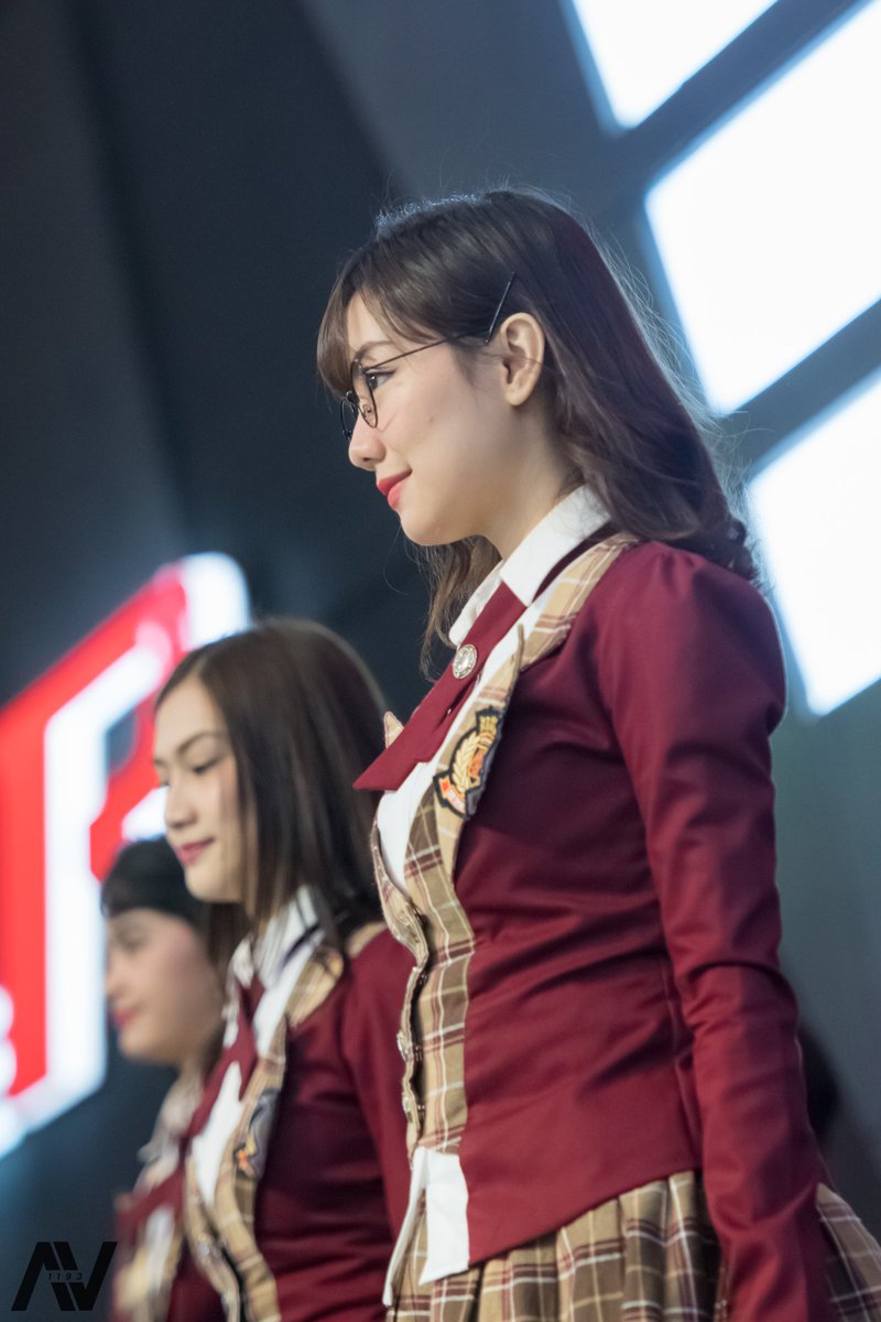 masked1193's tweet photo. Wajah sampingmu π³π³π³
Viviyona Apriani @Yona_JKT48 at Grand City Convention Hall, Surabaya #HondaPOS2017 https://t.co/qoyWzjKp1s