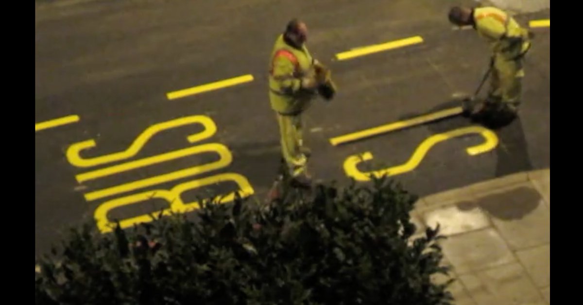 This video capturing the art of street writing took us by total surprise -strangely hypnotic and beautiful. smithjournal.com.au/blogs/arts/the…