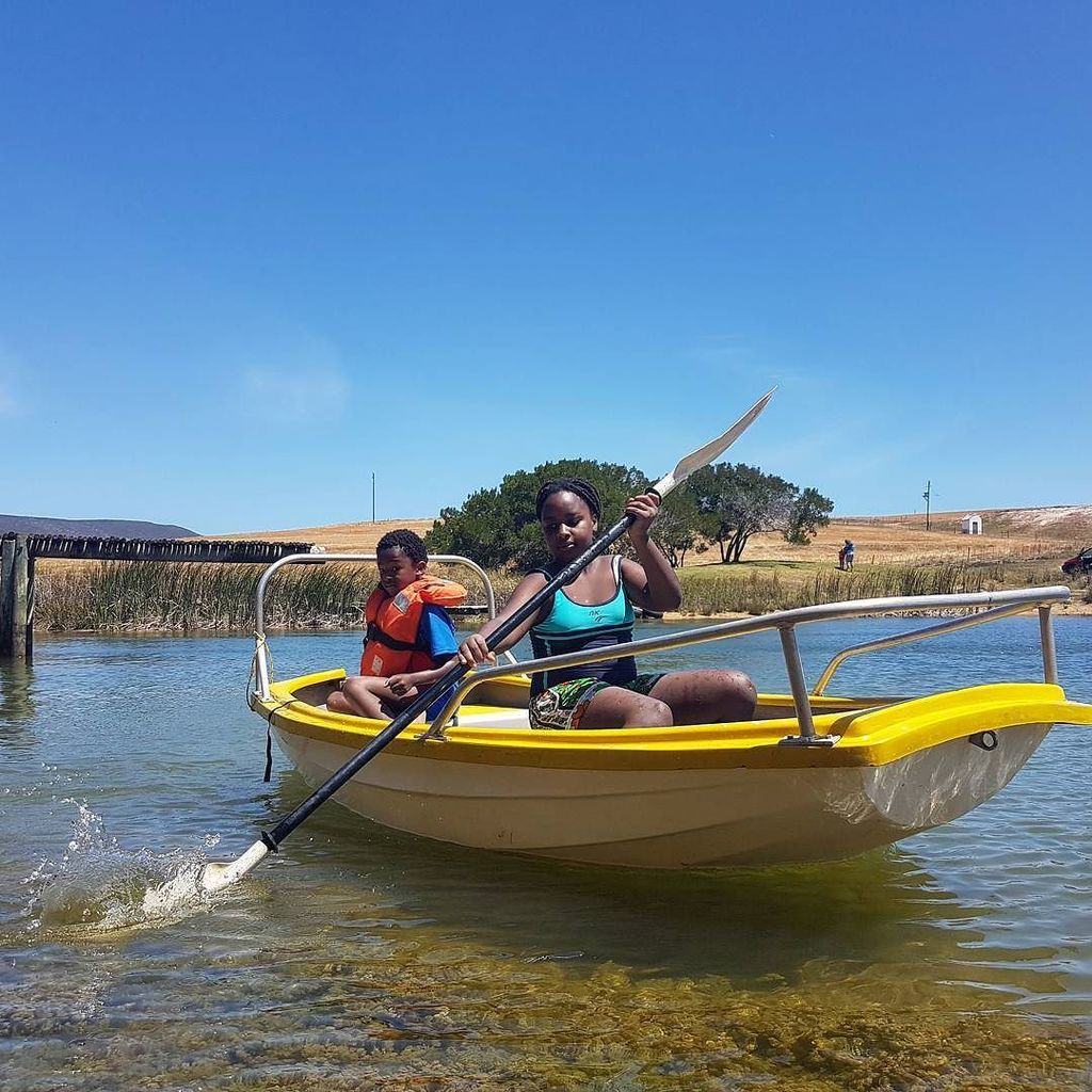 Can and O rowing on the farm dam
.
.
#landmeterskopfarm #landmeterskop #farmdam #rowing #yellow #blue #southafrica… ift.tt/2hgFBcK