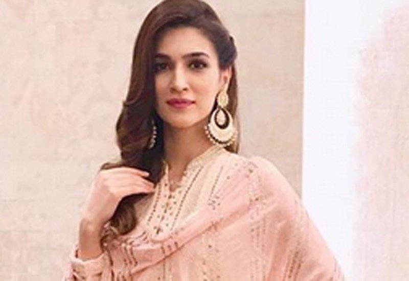 UnsungBollywood's tweet photo. Maximum #Barfis reached #KritiSanon this #Diwali https://t.co/ugdxybp9LB https://t.co/qceFFlT1xs