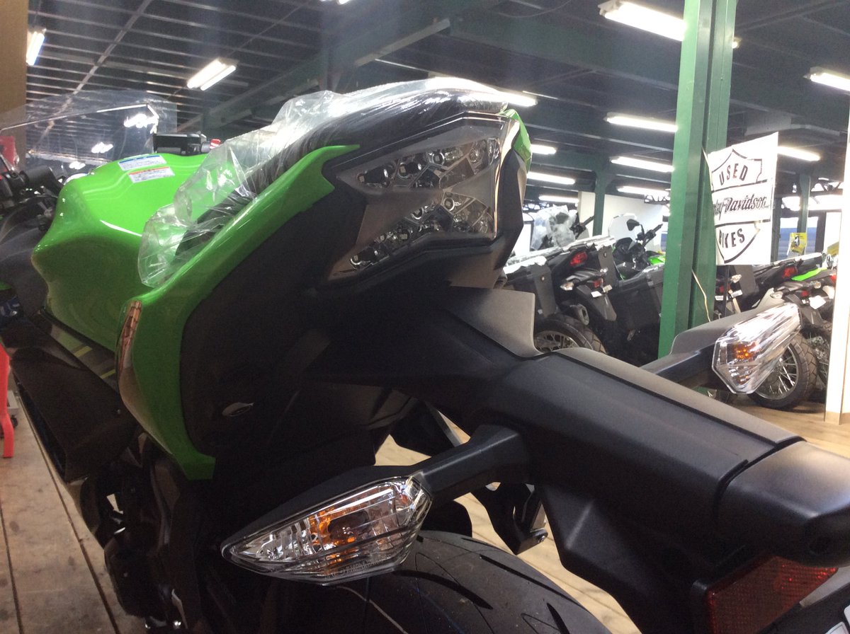 umediaaoba's tweet image. #Ninja650 #KRTEdition が入荷しました😆160cmの私でも軽量で足つきが良く大型なのに親しみやすいと感じました！ＥＴＣ標準装備なのもありがたいですね！低速トルクもあり小柄な方や大型初心者の方にもおススメの１台です！即納可能です😳是非お問い合わせ・ご相談下さい！