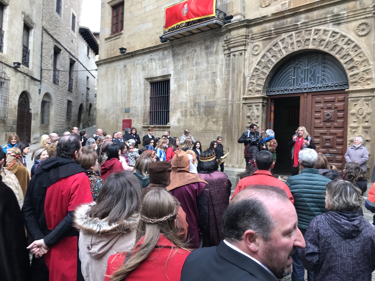 casadelinfanzon's tweet photo. .@aragontv apoyando la candidatura de #sosdelreycatolico en #lucetupueblo2017 #LuceSos https://t.co/coEhjEA21S