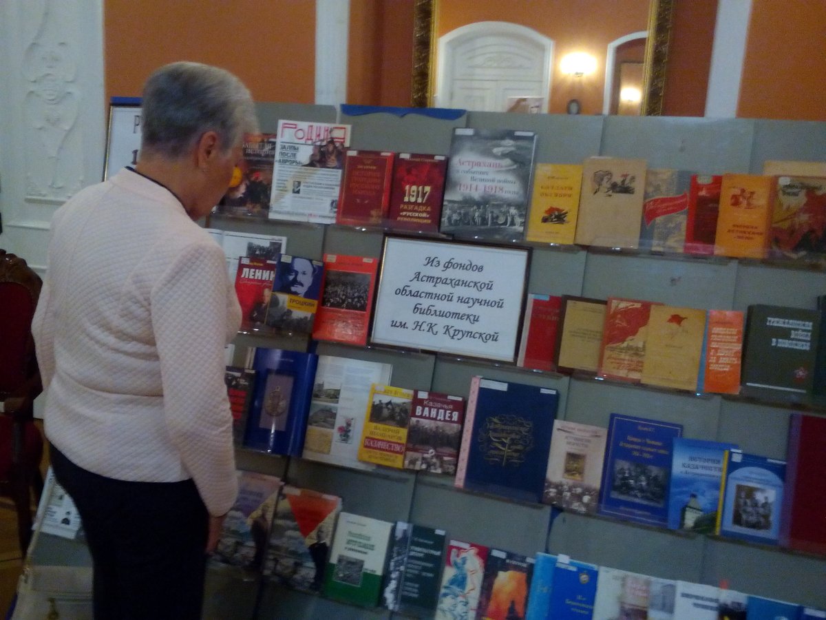 OKL_AONB's tweet photo. #Выставка книг, посвящённая столетию Великого Октября, в театральной гостиной Астраханского драматического театра https://t.co/GEoUXiTwA4