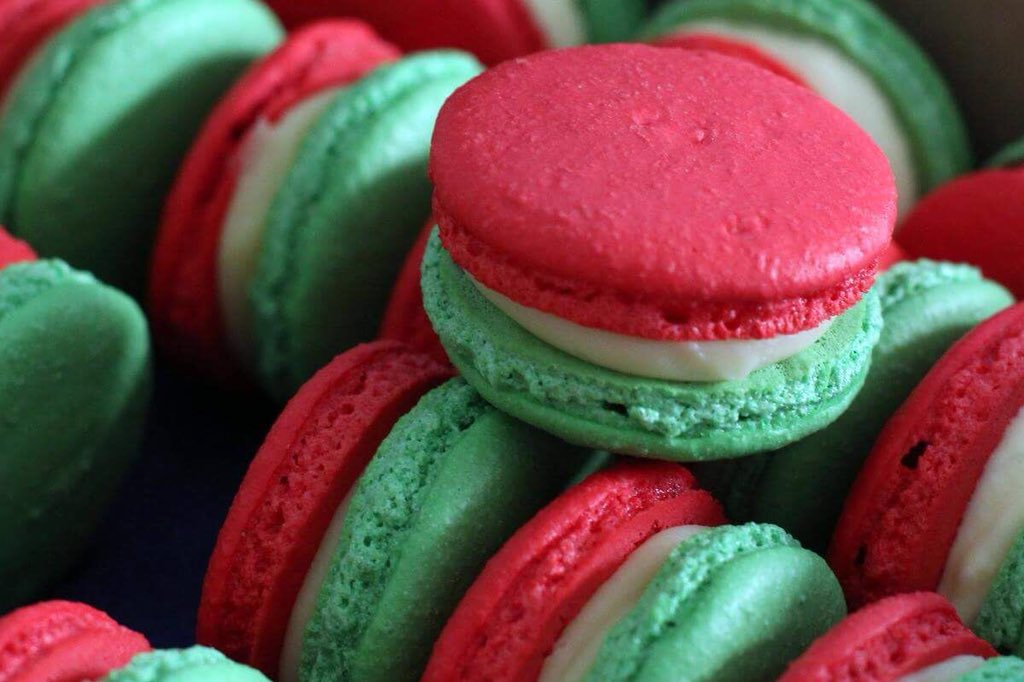 What do you think of our #Christmas #macarons? Hard to believe we are in November!? I feel like I’m stuck in July in my diary! ❤️