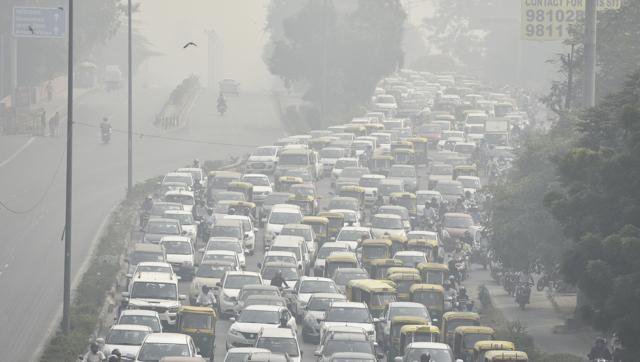 IndiaHistorypic's tweet photo. 1950s/ November 2016 :: Clear Sky ,Fresh Air at ITO / Smog Filled ITO , Delhi

(Photo - @Outlookindia / @htTweets ) https://t.co/qpCYFRZ5k7