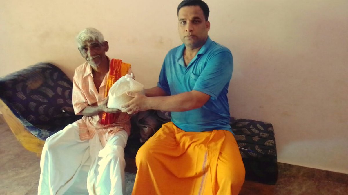 HM_Mustibiksha's tweet photo. @SriSamsthana @HMahamandala
ಮಂಗಳೂರುಮಂಡಲ ಮುಡಿಪುವಲಯದ
ಶ್ರೀವೆಂಕಟರಮಣಭಟ್ಟರು ಕಳೆದ 7ವರ್ಷಗಳಿಂದ ಶ್ರೀರಾಮಚಂದ್ರಾಪುರ ಮಠದ ಮುಷ್ಟಿಭಿಕ್ಷಾ ಫಲಾನುಭವಿಯಾಗಿರುತ್ತಾರೆ https://t.co/AGKfml4uZq