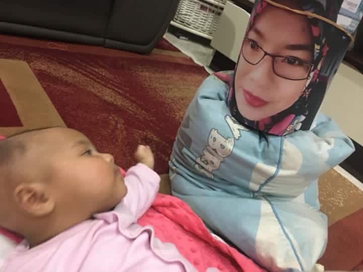 MalayFoodHunter's tweet photo. Tips  nak tidurkan anak kalau mak dia xde kt umah.Ini teknik penyamaran ini sangat berkesan. hahahaha😂 https://t.co/yJviABbCOa