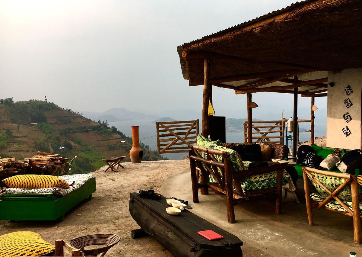 Not only does Byiza Lodge in #Rwanda offer spectacular views, this B&B is also purely powered by WakaWakas! ☀️ #solarpower